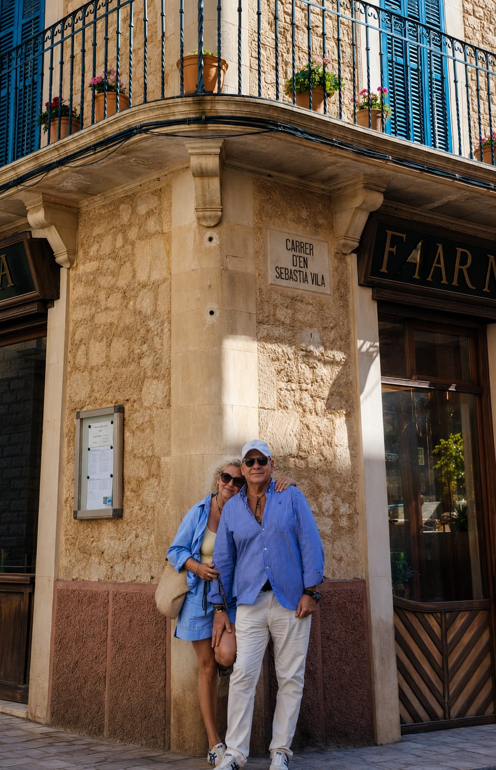 Michelle and Daniel Carballo leaning against the corner of a traditional Mallorcan building